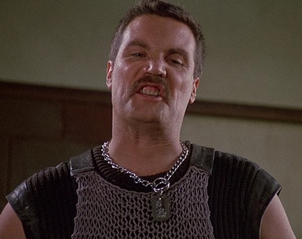 8. Commanda (1985) filmindeki Bennett karakterinin boynundaki zincir aslında örgüdür.
