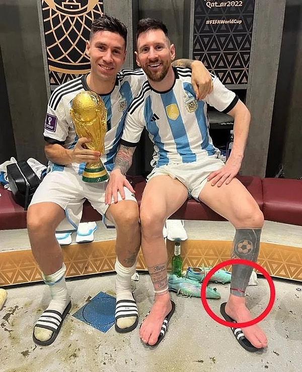 Günlerdir birçok konuda haberi çıkan Messi, en son bileğine taktığı kırmızı kurdelenin anlamıyla herkesi duygulandırmıştı.