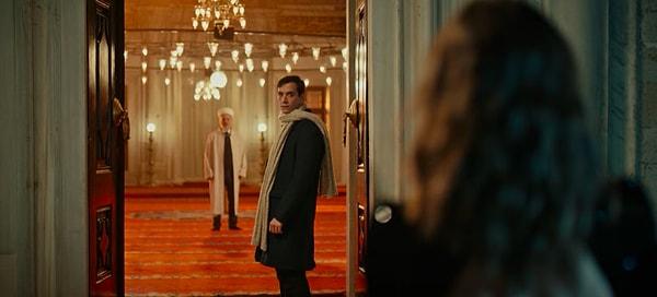 Başrollerinde Barış Falay, Gökçe Bahadır ve Selahattin Paşalı'nın yer aldığı dizide yakışıklı oyuncu Selahattin Paşalı "Müezzin Ömer" karakterine hayat veriyor.