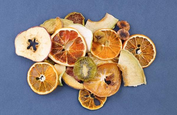 Fırında kurutulmuş meyveler besin değerlerinin çoğunu korur ve mükemmel bir diyet lifi ve temel vitamin kaynağıdır.