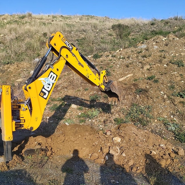 Etler kazılan bir çukura gömülerek imha edildi