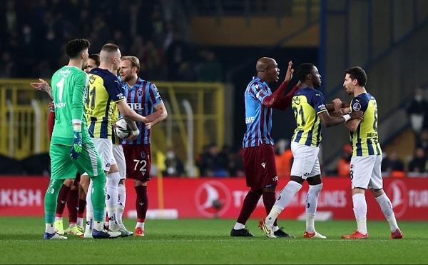 Spor Toto Süper Lig'in 15. haftasında derbi heyecanı yaşanacak. Trabzonspor ile Fenerbahçe bu akşam Trabzon'da galibiyet için sahaya çıkacak.