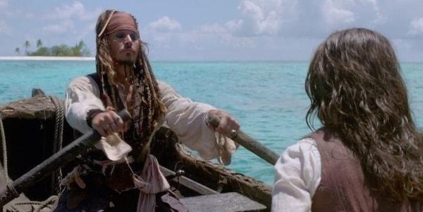 1. Penelope Cruz ve Johnny Depp, Karayip Korsanları filminde ada sahnesinin çekilmesini bekliyor.