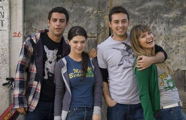 Unutulmaz Türk dizileriden biri olan Kavak Yelleri, 31 Mayıs 2007 tarihinde Kanal D ekranlarında yayın hayatına başlamıştı. Yönetmenliğini Cevdet Mercan ve Osman Taşcı'nın üstlendiği yapım o döneme damgasını vurmuş gençlik ve dram dizilerinden olmuştu.