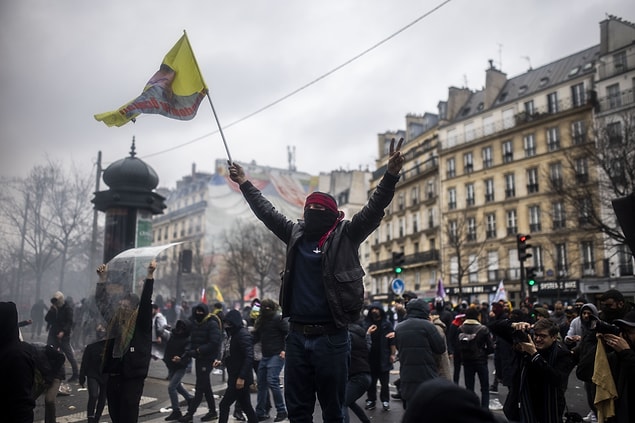 Terör örgütü PKK yanlıları, Fransa'nın başkenti Paris'te 3 kişinin ölmesine neden olan silahlı saldırıyı protesto gerekçesiyle şiddet eylemleri gerçekleştirdi.