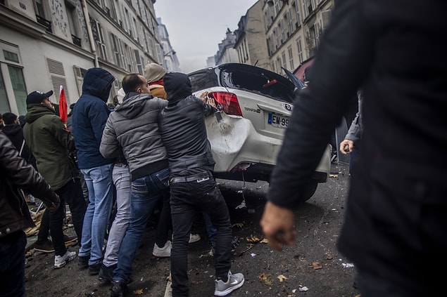 Binlerce terör örgütü PKK taraftarı TSİ 14.00 sularında Paris'te Cumhuriyet Meydanı'nda toplandı.