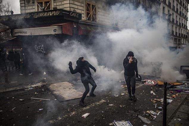 Terör örgütü yanlıları, sivillere ait çok sayıda otomobil ve motosikleti ters çevirerek ateşe verdi.