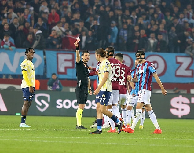 Sarı-lacivertlilerde Crespo 57. dakikada kırmızı kart gördü.