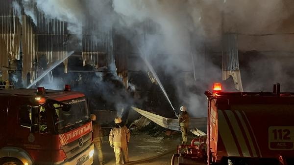 Polis ekipleri, çevrede güvenlik önlemi alırken, sağlık ekipleri de olay yerinde hazır bulundu.  İtfaiyenin dışarıdan müdahale edebilmesi için iş makinesi ile tesisin dış kaplamaları söküldü.