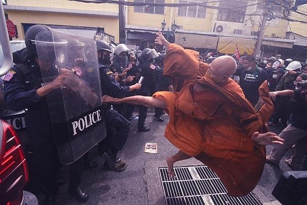 3. "Taylandlı bir keşiş protesto esnasında polisi tekmeliyor, Kasım 2022."