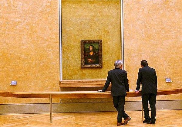 12. 1911 yılında, Mona Lisa tablosunun Louvre Müzesi'nden çalınmasının ardından her zamankinden çok daha fazla insan tablonun bıraktığı boşluğu görmek için müzeyi ziyaret etti.