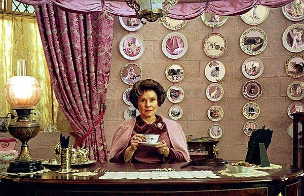 8. Dolores Umbridge, bu kadar zor pozisyonlarda yer almayı nasıl başardı?