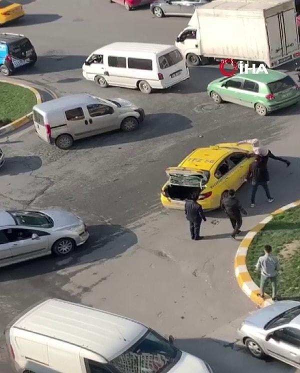 Taksici, şahıslara biber gazı sıktıktan sonra arabayı bırakıp kaçtı