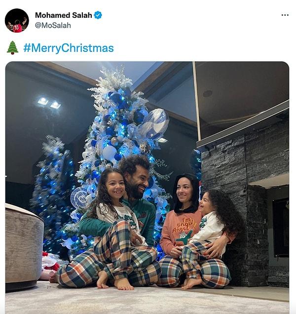 Salah, her sene olduğu gibi bu sene de ailesiyle birlikte Noel'i kutlarken çektikleri pozları sosyal medya hesaplarından '#MutluNoeller' etiketi ile paylaştı.