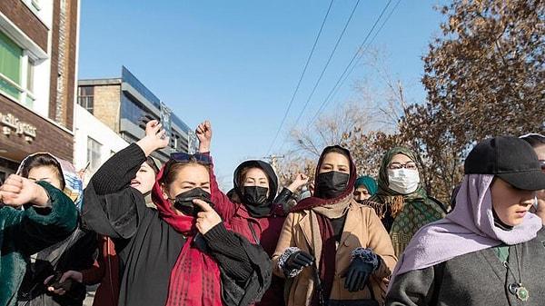 Kabil Üniversitesi'nde eğitim alan öğrenciler de dahil olmak üzere birçok Afgan kadın Taliban'ın bu insanlık dışı yaptırımlarına karşı gelmek için cesurca sokaklara çıkıp haklarını savundular.