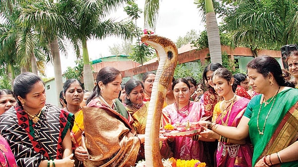 7. 'Nag Panchami' adı verilen dini kutlamalarda Hintler, saygı duydukları 12 yılana adak adıyorlar.