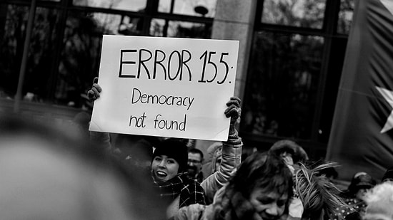 Prof. Dr. Akçay'dan Altılı Masa'ya Sert Eleştiri: "İstenen 'O mu Olsun Bu mu?' Orta Oyunu..."