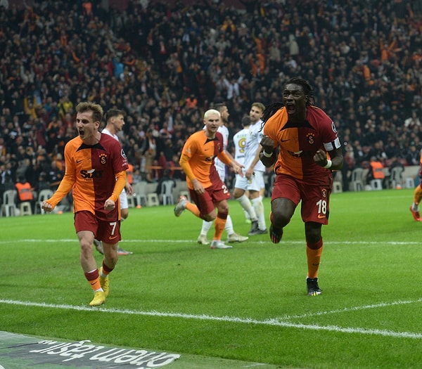 Bafetimbi Gomis'in korner organizasyonundan gelen iki kafa golüyle ilk yarıyı önde tamamlayan sarı kırmızılıların iki topu da direkten döndü.