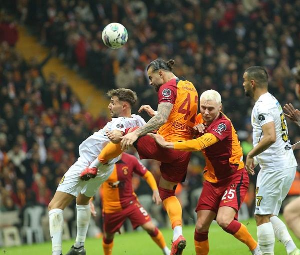 Son dakikalarında ecel terleri döken Galatasaray kalesini gole kapatmayı başardı ve 2-1'lik galibiyetle Süper Lig'in yeni lideri olmayı başardı.