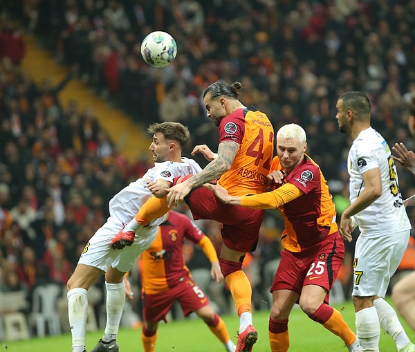 Son dakikalarında ecel terleri döken Galatasaray kalesini gole kapatmayı başardı ve 2-1'lik galibiyetle Süper Lig'in yeni lideri olmayı başardı.