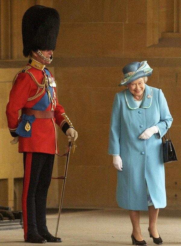 3. Üniformalı eşi Prens Philip'in yanından geçerken gülmemeye çalışan Kraliçe Elizabeth.