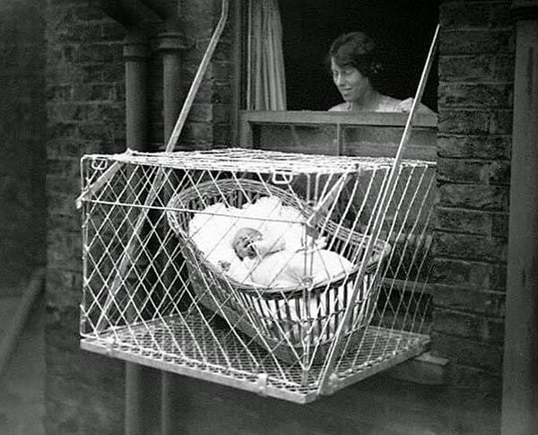 11. 1930'lu yıllarda bebeklerin temiz hava alabilmesi için apartman dairelerinin önüne kafesler konuluyordu.