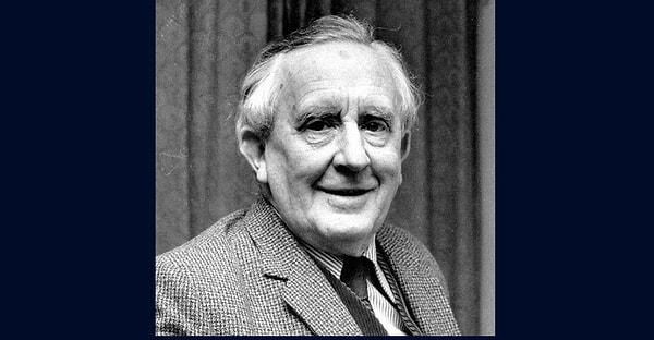 1. Listenin 1 numarasında bir yazar bulunuyor! 1973'te 81 yaşında hayatını kaybetse de 18 yaşındaki gençlerin dahi çok iyi tanıdığı J.R.R. Tolkien var. Kitapları halen bestseller olurken, dizileri ve filmleriyle halen yılda 500 milyon dolar kazanabiliyor.