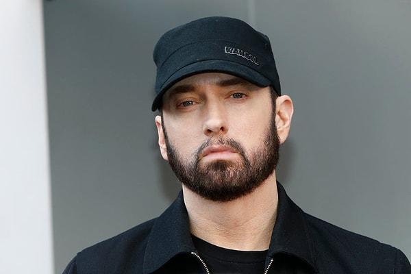 15. Eminem uyumak için zifiri karanlığa ihtiyaç duyuyor ve en ufacık bir ışık hüzmesi dahi ünlü rapçiyi uykudan mahrum bırakıyor.