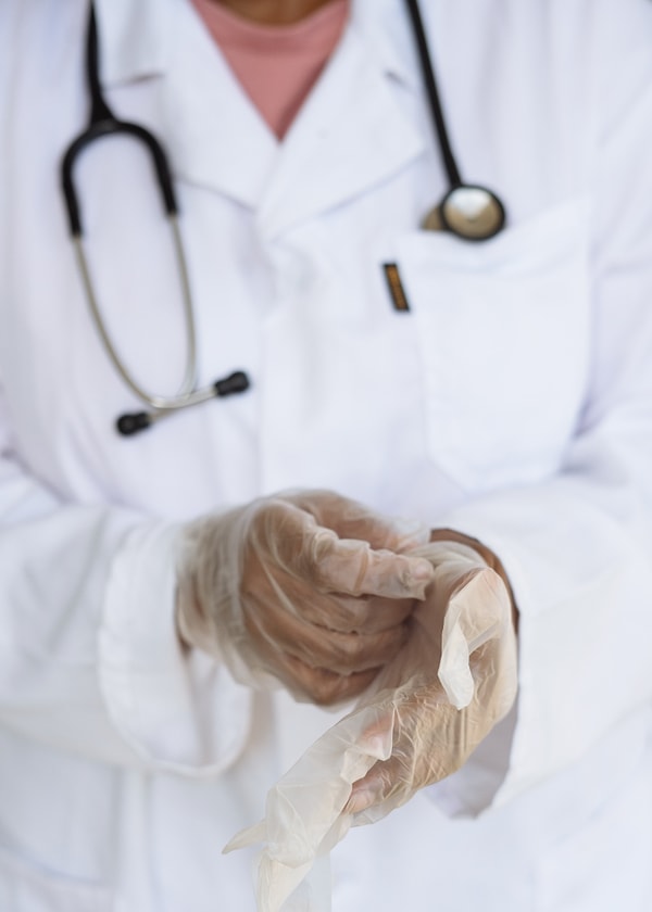 Doktor da altında çalışan hemşireye olan borcunu yine aldığı para ile kapattı.