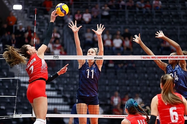 34. A Milli Kadın Voleybol Takımı, FIVB Dünya Şampiyonası'nın çeyrek finalinde ABD'ye 3-0 yenilerek turnuvaya veda etti.