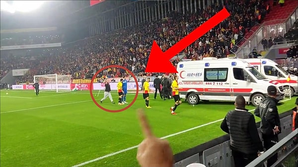 39. TFF 1. Lig’in 15. Haftasında Göztepe ile Altay arasında oynanan İzmir derbisinde skandal bir olay yaşandı. Bir anda sahaya atlayan bir holigan korner bayrağını yerinden sökerek Altay kalecisi Ozan’a saldırdı