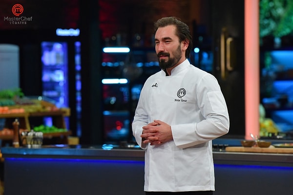 MasterChef'te final ateşi geçtiğimiz haftanın başında yandı. İlk dörde kalmayı garantileyen ve şef ceketini giyen ilk isim Metin olmuştu.