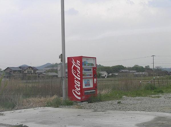7. “Japonya’da gittiğiniz her yerde istisnasız otomatlar oluyor. Sadece içecekler değil sandviç otomatları, sigara otomatları, dergi otomatları…”