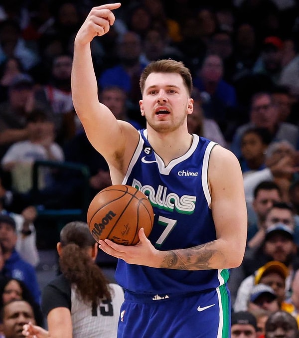 İnanılmaz bir şekilde uzatmaya götürdüğü maçı kazanmayı başaran Luka Doncic NBA tarihinde 60 sayı, 20 ribaunt ve üstü istatistikle "triple-double" yapan ilk oyuncu oldu.