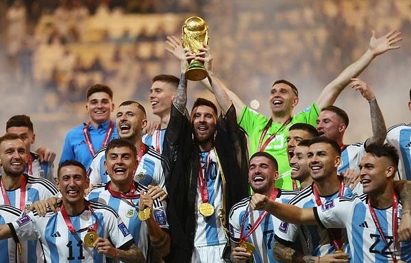 2022 Dünya Kupası'nda şampiyon, Fransa'yı penaltılar sonucunda mağlup eden Arjantin oldu.