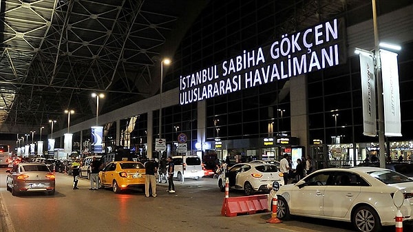 Bunun üzerine Sabiha Gökçen Havalimanı'nda uçuşlar tedbir amaçlı durduruldu.