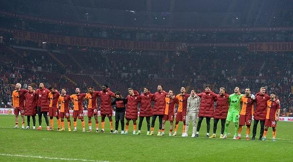 Galatasaray'ın gollerini 15 ve 37. dakikalarda Bafetimi Gomis kaydederken İstanbulspor'un tek golü Mehmet Yeşil'den geldi.