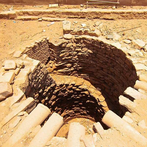 Mısır'ın Asuan kentinde ise meşhur bir kuyu vardı.