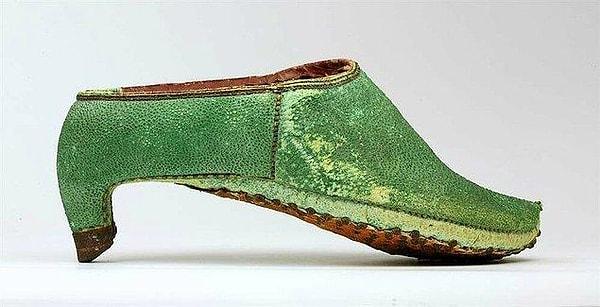 Ayakkabılar sağ veya sol ayak ayrımı yapılmadan üretilirdi. Bu yüzden, kullanan insanlar ayak ağrısı çekerdi. Acıyı azaltmak için çareyi ayakkabıları değişirmekte bulurlardı.