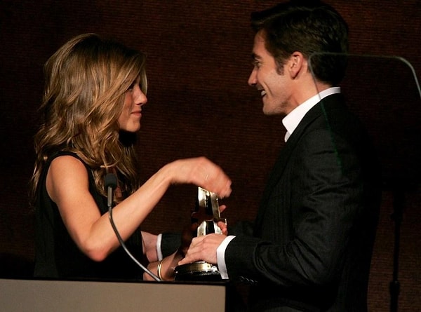 Джейк объяснил, что он был влюблен в Дженнифер, что делало съемки сексуальных сцен особенно неловкими.