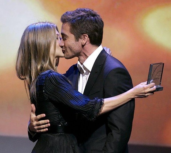 “Как ни странно, любовные сцены неудобны, потому что их смотрят, может быть, 30-50 человек”, - сказал он. “Это меня точно не заводит”.