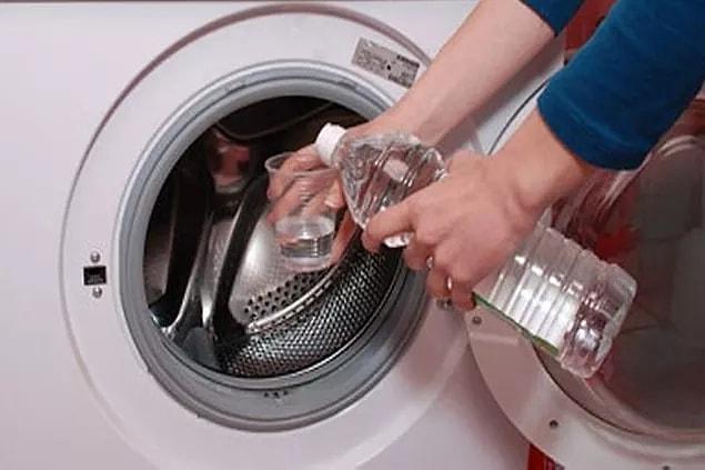 One of the most effective tips that you can take advantage of when washing whites is, of course, to use vinegar.