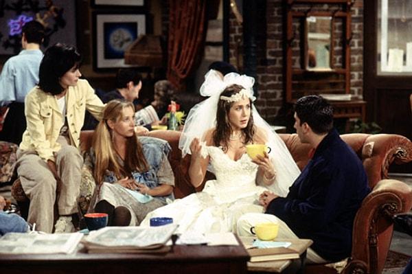 Friends'in ilk bölümünde, Rachel gelinliğiyle kapıdan içeri dalmadan önce, çetenin o meşhur Central Perk isimli kafede neler yaşadığını hatırlıyor musunuz?