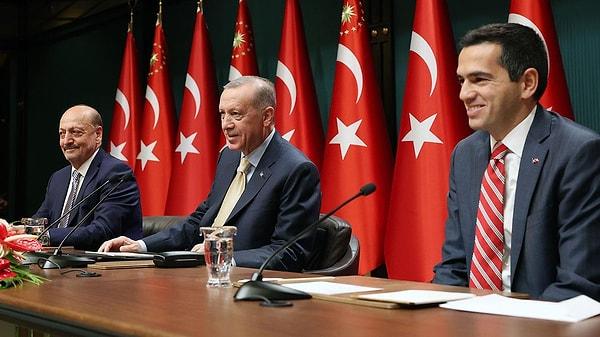 Cumhurbaşkanı Recep Tayyip Erdoğan ise bu hamlenin ardından yalnızca Çalışma Bakanı ve İşveren Temsilcisi ile kameralar karşısına geçerek yeni yılda uygulanacak asgari ücreti 8 bin 506 lira olarak açıklamıştı.