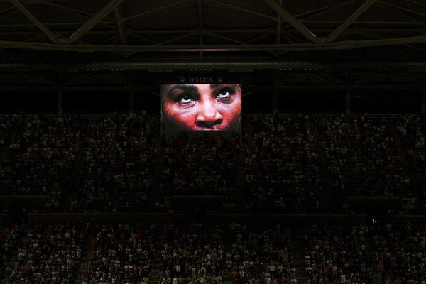 4. Amerika Açık ikinci tur maçında Estonyalı Anett Kontaveit'i yenen Birleşik Amerikalı Serena Williams'ın yüz ifadesi dev ekranda.