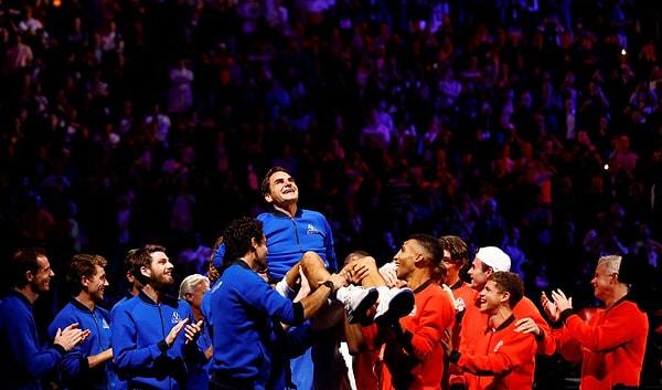 5. Londra'da düzenlenen Laver Kupası... Avrupa ve Amerika Takımlarının üyeleri, emekliliğini açıklayan Roger Federer'i son maçında havaya kaldırıyor.