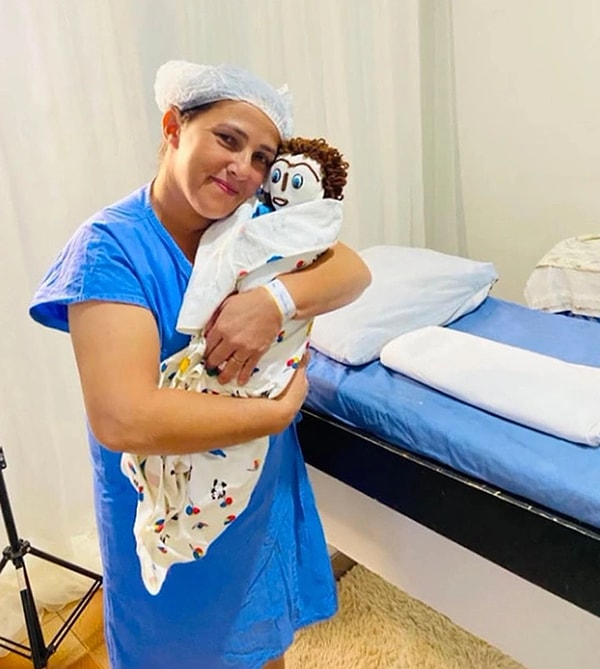 2. Meirivone Rocha Moraes annesinin kendisi için ördüğü bez bebek ile evlenip üstüne bir de ondan hamile kaldı.