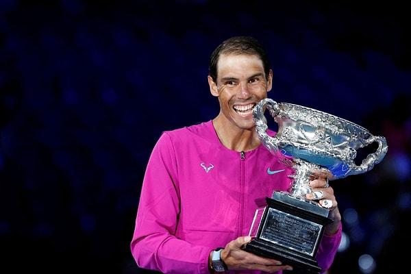 10. Avustralya Açık Tek Erkekler Finali... Finali kazanan İspanyol Rafael Nadal, şampiyonluğu kupa ile kutladı.
