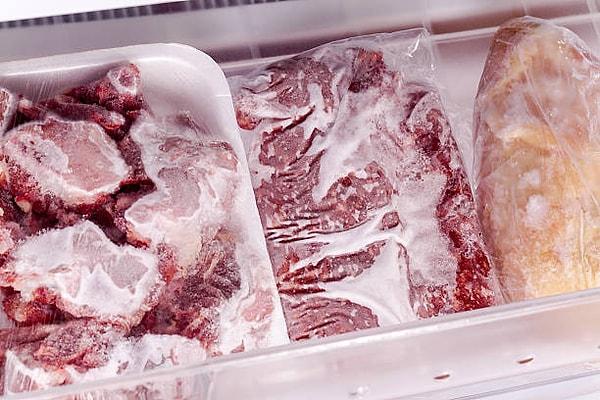 10. Yiyecekleri buzluktan çıkartıp oda sıcaklığında çözünmeye bırakmak ya da sıcak suya batırarak çözündürmek yaygın bir yanlıştır. Yiyecekleri bir gün öncesinde dondurucudan çıkartıp buzdolabına koyarak çözünmesini sağlayabilirsiniz.
