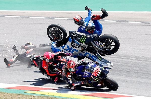 18. Barcelona-Katalunya pistinde koşulan Katalunya Grand Prix'nde Suzuki takımından Alex Rins çarpışıp yarış dışı kalıyor.